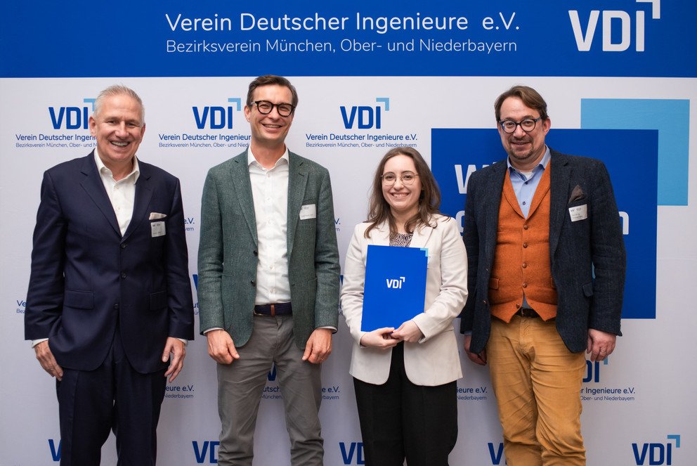 Kristin Fritsch mit Laudator Prof. Dr. Johannes Fottner (1.v.r.), sowie dem Vorsitzenden des VDI BV M&uuml;nchen, Ober- und Niederbayern Andreas W&uuml;llner (1.v.l.) und Infineon Technologies Senior Director und Gastgeber Rudolf-Thassilo Hurth (2.v.l.) &ndash; Copyright: VDI 