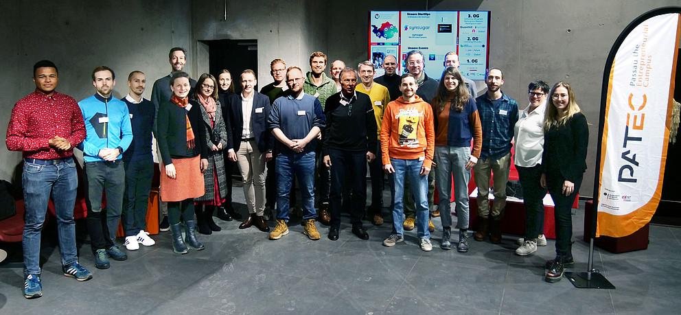 Die Teilnehmerinnen und Teilnehmer der Abschlussveranstaltung Accelerator, gemeinsam mit dem PATEC-Team der Universität Passau und Wirtschaftsexpertinnen und -experten sowie den Mentorinnen und Mentoren. Foto: Universität Passau.