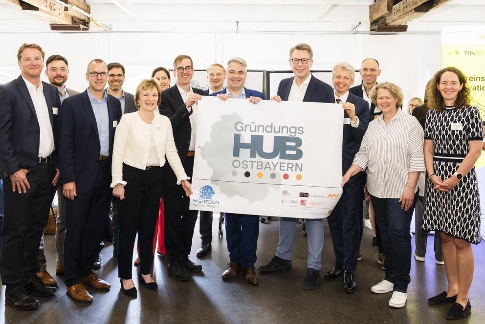 Das Team des Gr&uuml;ndungs-Hub Ostbayern mit Staatsminister Markus Blume und Vertreterinnen und Vertretern der ostbayerischen Hochschulleitungen. Foto: Uwe Niklas 