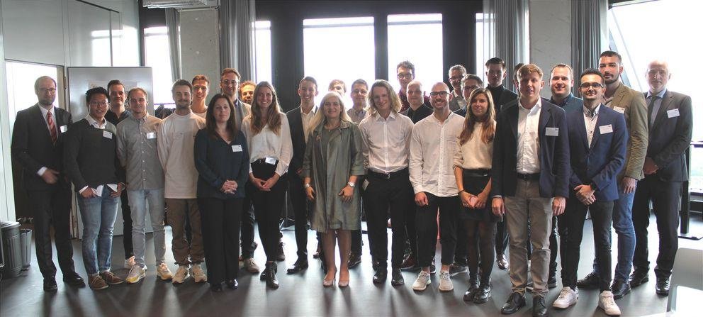 Die Bayerische Staatsministerin für Europaangelegenheiten und Internationales Melanie Huml (Mitte) gratulierte den Gewinnerteams des AI Cups. Foto: BayFrance 