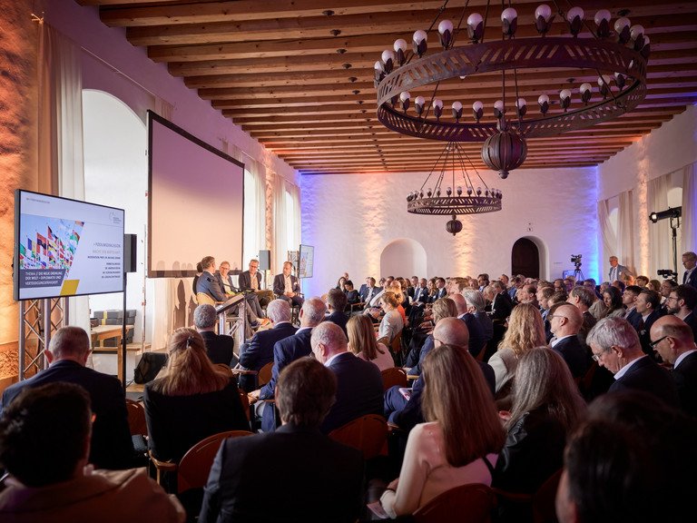 Podiumsdiskussion beim Symposion des Neuburger Gespr&auml;chskreises auf Schloss Neuburg 2025; Foto: Universit&auml;t Passau.