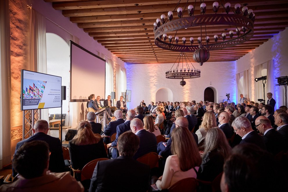 Podiumsdiskussion beim Symposion des Neuburger Gespr&auml;chskreises auf Schloss Neuburg 2025; Foto: Universit&auml;t Passau.