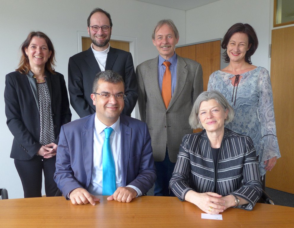 SUPCOM-Pr&auml;sident Prof. Mounir Frikha und Pr&auml;sidentin Prof. Dr. Carola Jungwirth unterzeichneten das Doppelabschlussabkommen im Beisein von Barbara Zacharias (Abteilung Internationales und Studierendenservice, hinten v. l.), Prof. Dr. Harald Kosch, Prof. Dr. Joachim Posegga und Vizepr&auml;sidentin Prof. Dr. Ursula Reutner. Foto: Universit&auml;t Passau