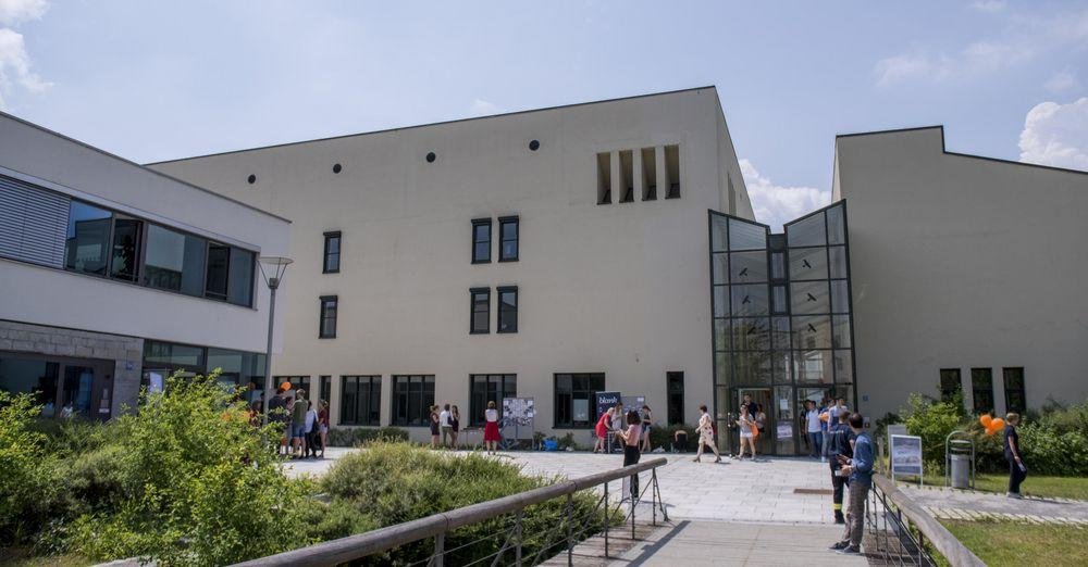 Fußgängerbrücke mit Blick auf den Eingang der Fakultät für Informatik und Mathematik