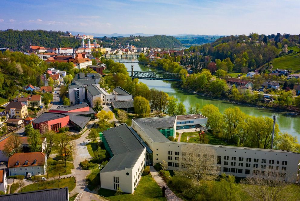 Aerial view of the University of Passau's campus (photo credit: Studio Weichselbaumer).