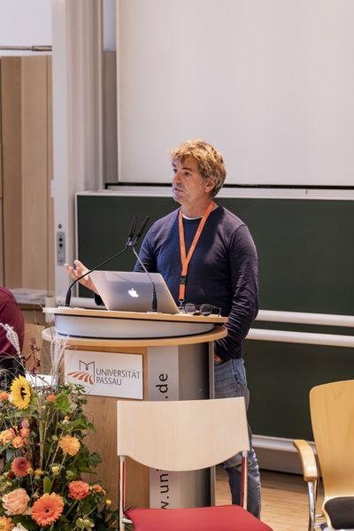 Kulturmanager Till Hofmann lotete in seiner Keynote Chancen und Herausforderungen ländlicher Regionen aus, Foto: Universität Passau