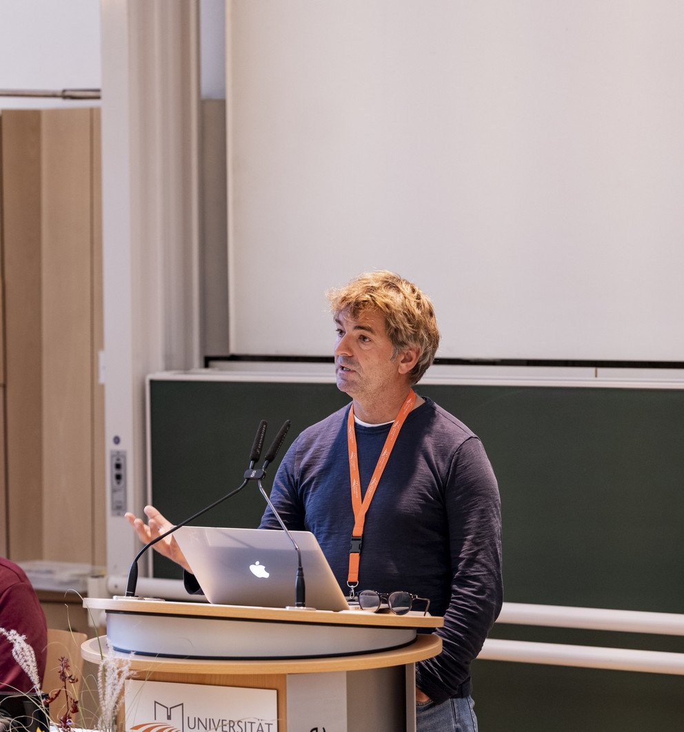 Kulturmanager Till Hofmann lotete in seiner Keynote Chancen und Herausforderungen l&auml;ndlicher Regionen aus, Foto: Universit&auml;t Passau