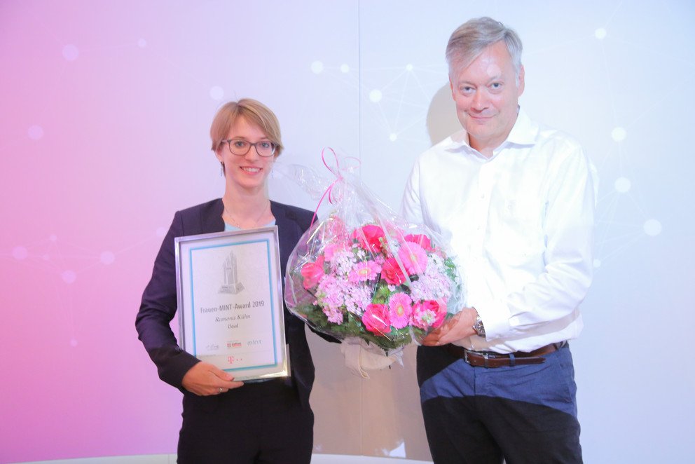 Frank Strecker, Senior Vice President Public Cloud Managed Services and Big Data der Telekom, &uuml;berreichte die Auszeichnung an Ramona K&uuml;hn. Foto: Telekom