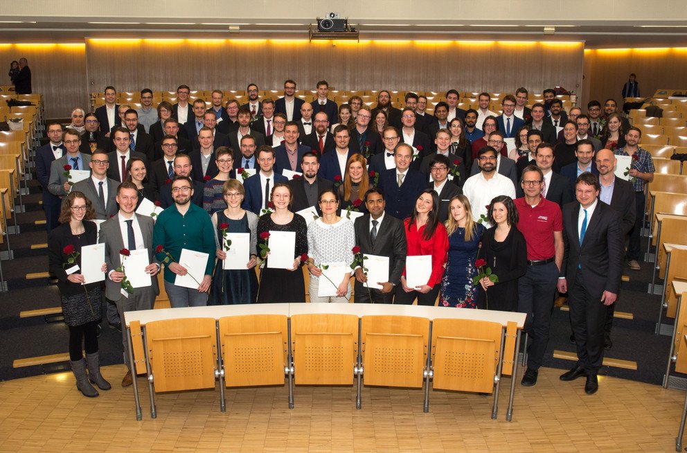 Die Absolventinnen und Absolventen der Fakult&auml;t f&uuml;r Informatik und Mathematik mit (2. Reihe von rechts) Dekan Prof. Dr. Michael Granitzer und Studiendekan Prof. Dr. Matthias Brandl. Foto: Schie&szlig;l