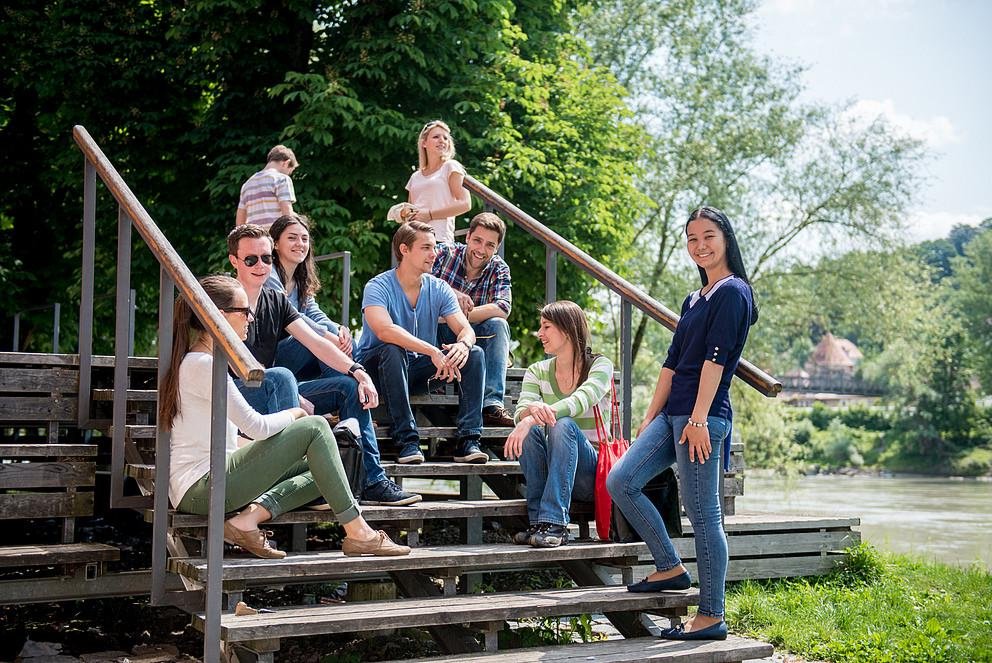 Studenten treffen sich zum Studienbeginn bei den Orientierungswochen auf dem Campus am Inn