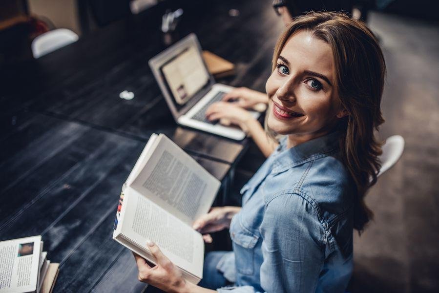 Wissenschaftlerin mit Buch Wissenschaftlerin mit Buch