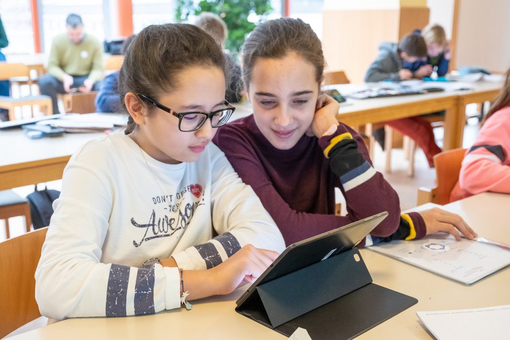 T&uuml;fteln geht zu zweit noch besser: Tracy Lindkamp (l.) und Pia Rokowski beim ersten Workshop f&uuml;r mathematisch begabte Sch&uuml;lerinnen und Sch&uuml;ler in Passau.