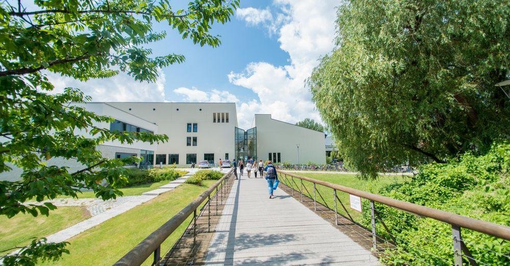 Brücke vor dem Informatik- und Mathematikgebäude