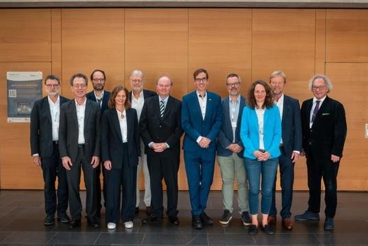 Langj&auml;hrige Zusammenarbeit: Die Hochschulleitungen der INDIGO-Mitgliedshochschulen, Mitbegr&uuml;nder des Netzwerks INDIGO sowie Steuerkreismitglieder feierten das 10-j&auml;hrige Bestehen des Netzwerks INDIGO. Foto: Julia Drahan/UR