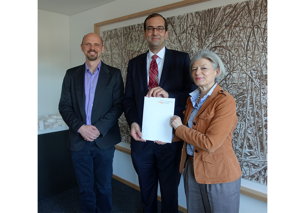 Pr&auml;sidentin Prof. Dr. Carola Jungwirth und Dekan Prof. Dr. Michael Granitzer begr&uuml;&szlig;ten Prof. Dr. Stefan Katzenbeisser an der Universit&auml;t Passau. Foto: Universit&auml;t Passau