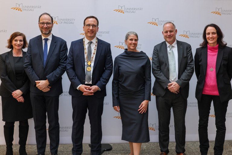 Der neue Pr&auml;sident und sein Team bei der Amts&uuml;bergabe: (v.l.) Vizepr&auml;sidentin Prof. Dr. Bettina Noltenius, Vizepr&auml;sident Prof. Dr. Harald Kosch, der neue Pr&auml;sident Prof. Dr. Jan Hendrik Schumann mit Amtskette, die Kanzlerin Barbara Tasch, Vizepr&auml;sident Prof. Dr. Maximilian Sailer, Vizepr&auml;sidentin Prof. Dr. Daniela Wawra; Foto: Universit&auml;t Passau/Braml.