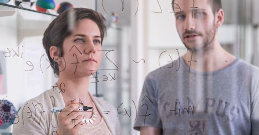 Studierende beim Lösen einer Mathematik-Formel