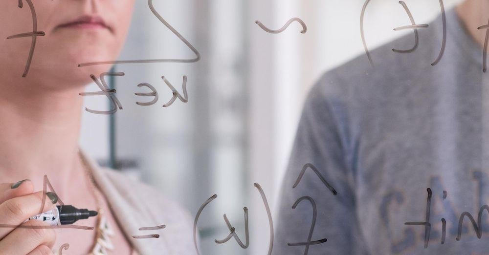 Studierende beim Lösen einer Mathematik-Formel