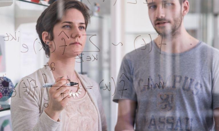 Studierende beim Lösen einer Mathematik-Formel