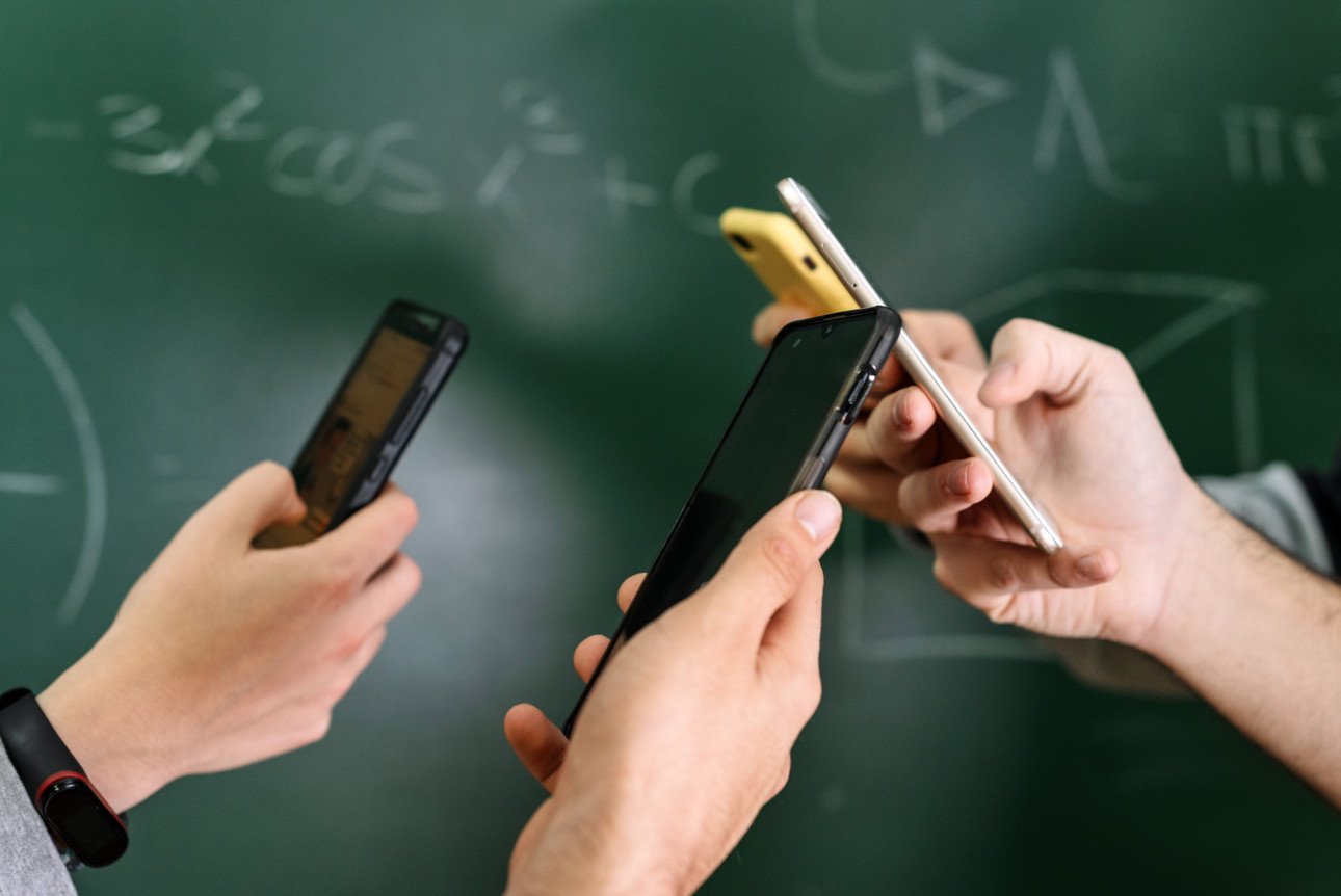 Symbolpicture Smartphone in School