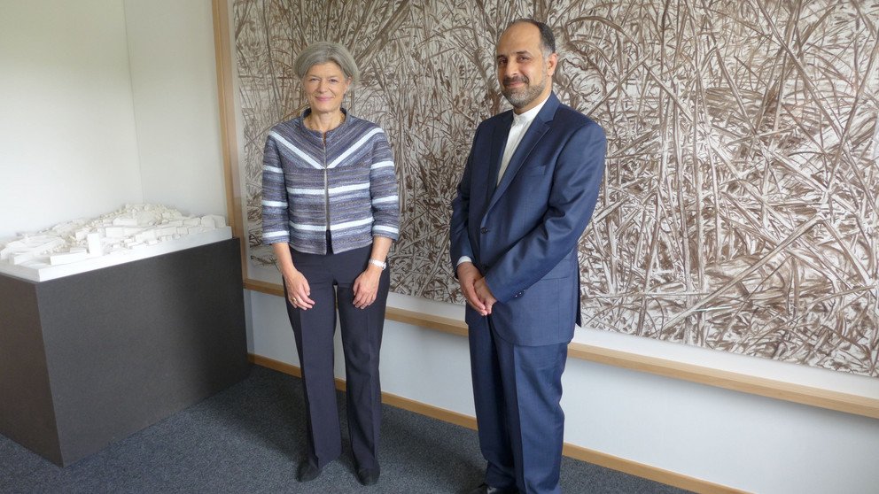 Das Bild zeigt Pr&auml;sidentin Prof. Dr. Carola Jungwirth und Generalkonsul Abdollah Nekounam Ghadiri. Foto: Universit&auml;t Passau