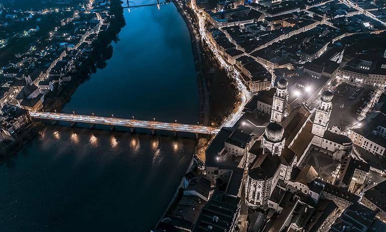 Drohnenaufnahme Marienbrücke am Abend