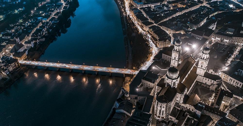 Drohnenaufnahme Marienbrücke am Abend