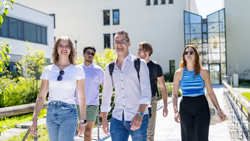 Studierende vor dem FIM-Geb&auml;ude