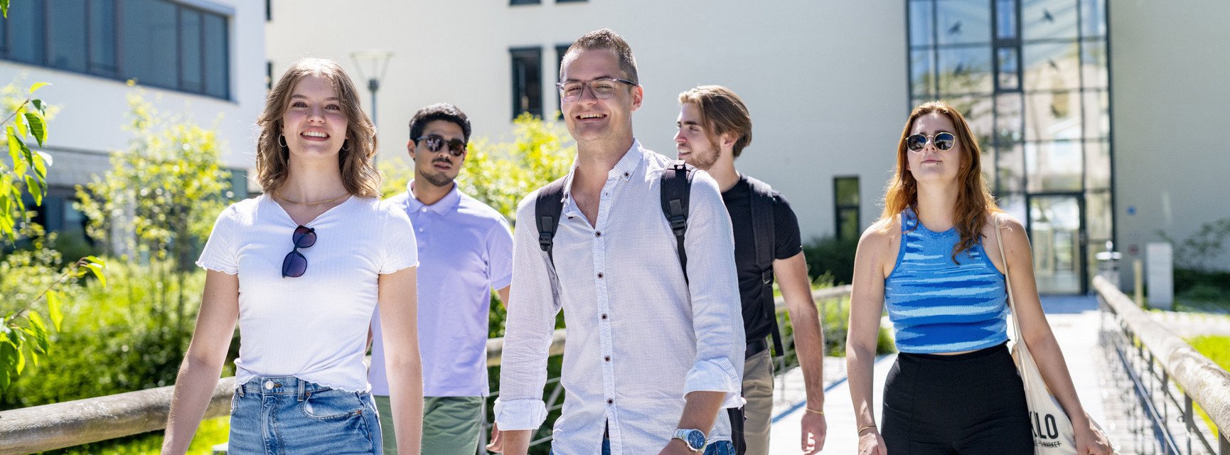 Studierende vor dem FIM-Geb&auml;ude