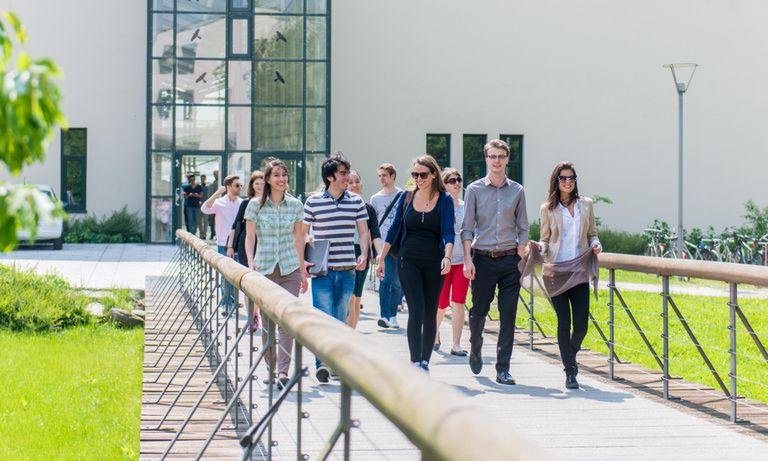 Studierende vor dem Gebäude für Informatik und Mathematik