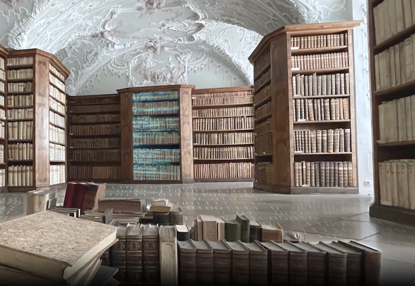 Symbolbild: Blick in den Stucksaal der Staatlichen Bibliothek in Passau. Auf dem Boden und auf Teilen des Bücherbestands werden Bitmuster eingeblendet.