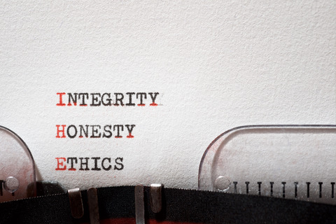 Schriftzug Schreibmaschine: Integrity Honesty Ethics