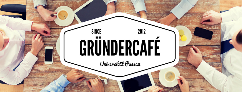 6 Personen sitzen am Tisch, nur H&auml;nde und Kaffeetassen sind zu sehen.