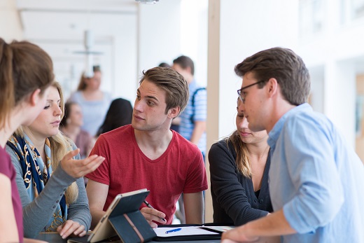 Beim Programmpunkt &bdquo;Studis live &ndash; Studierende erz&auml;hlen&ldquo; berichten Studierende den Sch&uuml;lerinnen und Sch&uuml;lern von ihren Erfahrungen im Studium