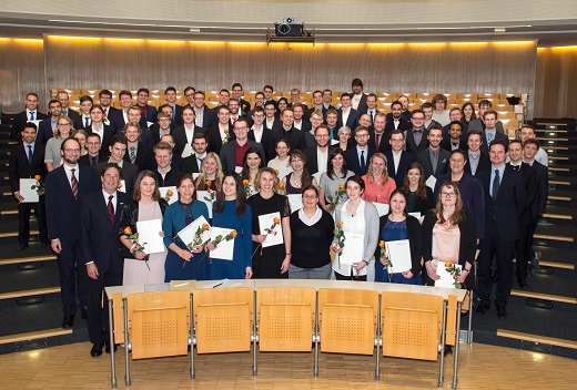 Die Absolventinnen und Absolventen der Fakult&auml;t f&uuml;r Informatik und Mathematik mit Dekan Prof. Christian Lengauer, Vizepr&auml;sident Prof. Dr. Harald Kosch, Studiendekan Prof. Dr. Matthias Brandl und Prof. Dr. Brigitte Forster-Heinlein, Vorsitzende des Promotionsausschusses