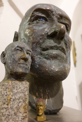 Drei Skulpturen von Friedl Schalinski &ndash; die gro&szlig;en in klassischer Machart, die kleine ist in "Zusammenarbeit" mit dem 3D-Drucker entstanden und handpatiniert worden. Fotos: Galerie K&ouml;nig-Schalinski