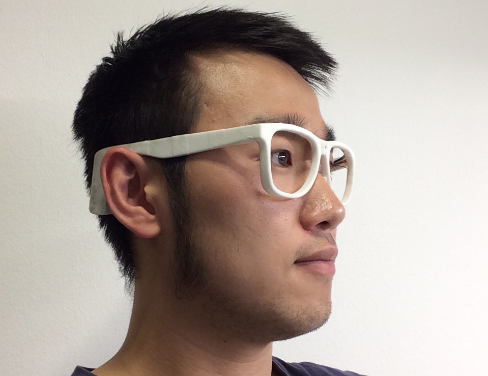 Bildhinweis: Rui Zhang, Mitentwickler der "Ern&auml;hrungsbrille", mit dem Prototypen. Foto: ACTLab/Universit&auml;t Passau