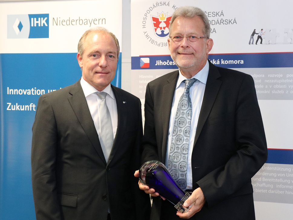 Thomas Leebmann &uuml;berreichte den Cross Border Award an Prof. Dr. Burkhard Freitag. Foto: IHK Niederbayern.