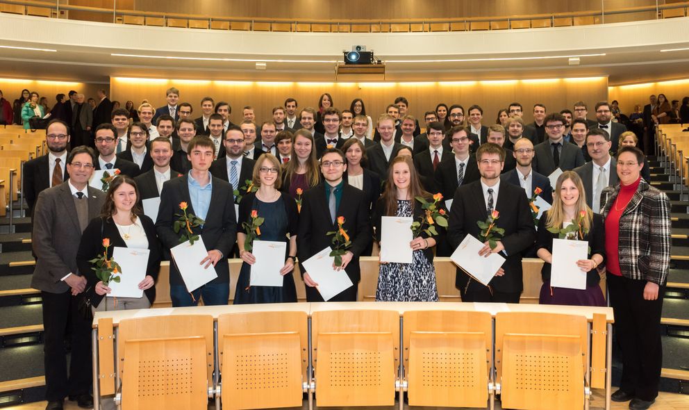 Das Gruppenfoto zeigt alle Absolventinnen und Absolventen mit Dekan Prof. Christian Lengauer, Ph.D. (links), Prodekan Prof. Dr. Harald Kosch (2. Reihe links), Studiendekan Prof. Dr. Tomas Sauer (2. Reihe rechts) und Promotionsausschussvorsitzender Prof. Dr. Brigitte Forster-Heinlein (rechts). 