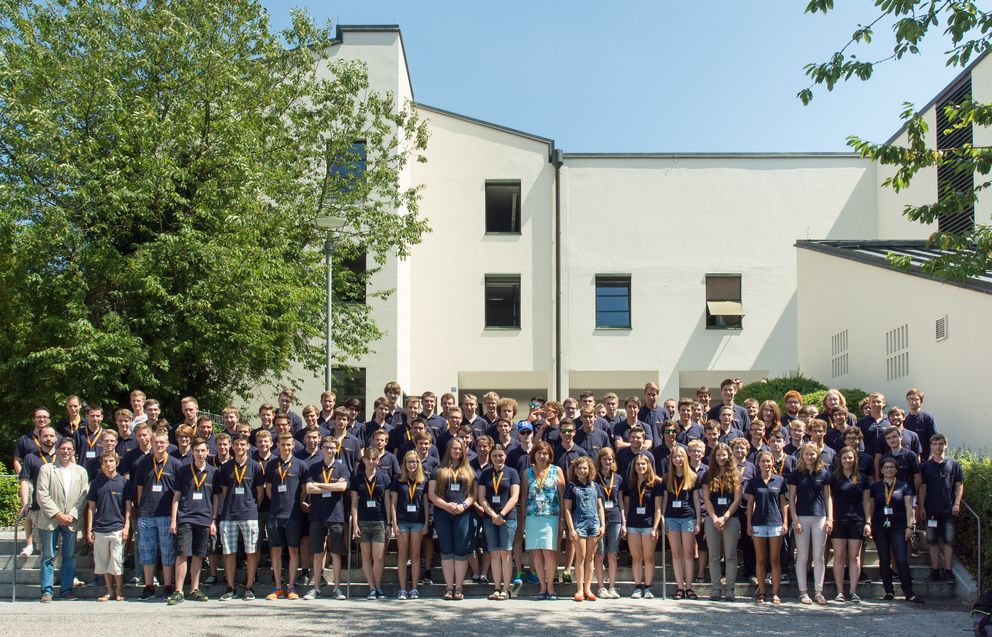 Bildhinweis: Die Teilnehmer des Informatik-Sommercamps 2015 mit Prof. Dr. Christian Lengauer (vorne links) sowie ihren Betreuerinnen und Betreuern. Foto: Klaus Schießl