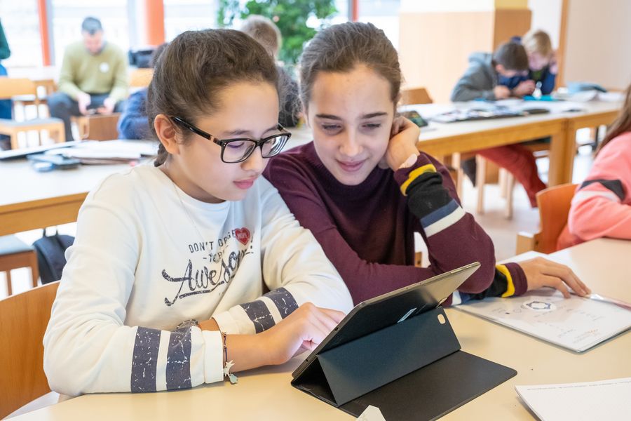 Tüfteln geht zu zweit noch besser: Tracy Lindkamp (l.) und Pia Rokowski beim ersten Workshop für mathematisch begabte Schülerinnen und Schüler in Passau.