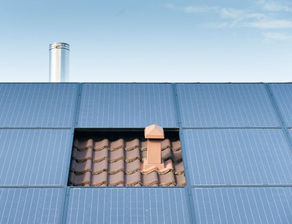 Solarzellen auf dem Hausdach: Ein Team der Universität Passau erforscht Maßnahmen gegen Stromknappheit.