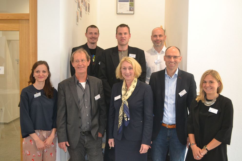 Maria Altendorfer (v. l.) und Prof. Hermann de Meer (beide Universität Passau), Mgr. Václav Klecanda (Stadt Tábor), Ing. Rudolf Vohnout Ph.D. (Südböhmische Universität Budweis), Prof. Dr. Diane Ahrens (Technologie Campus Grafenau), PhDr. Miloš Prokýšek (Stadt Písek), Dr. Günther Hribek (Transferzentrum Universität Passau), Hanna Schürzinger (Technologie Campus Grafenau).