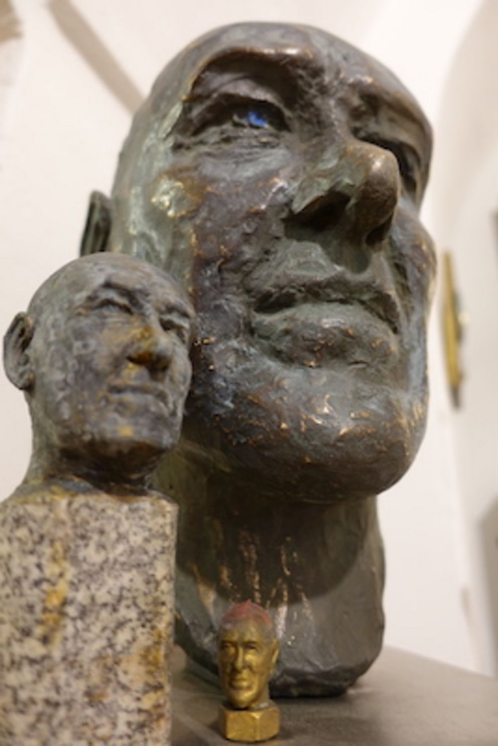 Drei Skulpturen von Friedl Schalinski – die großen in klassischer Machart, die kleine ist in "Zusammenarbeit" mit dem 3D-Drucker entstanden und handpatiniert worden. Fotos: Galerie König-Schalinski