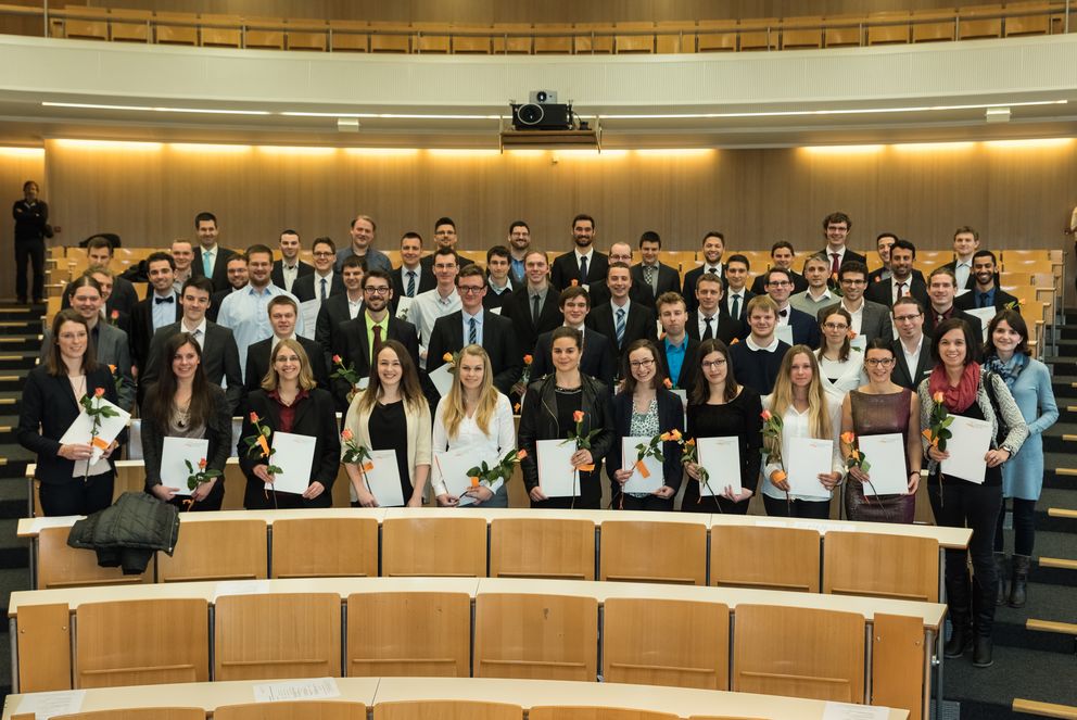 Das Gruppenfoto zeigt alle Absolventinnen und Absolventen der Fakultät für Mathematik (FIM) der Universität, die ihre Examensurkunden entgegen nahmen. Foto: Guido Lenk. 