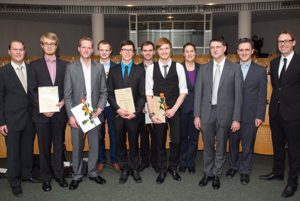 Preistr&auml;ger (von links): Stefan Payer (CipSoft GmbH Regensburg, Sponsor), die Jahrgangsbesten Michael Freitag, Josef Kinseher, Sebastian Ott, Benedikt Strobl, Andreas Poxrucker, Benjamin Planche, Prodekanin Prof. Dr. Brigitte Forster-Heinlein, Studiendekan Prof. Dr. Tomas Sauer, Dekan Prof. Dr. Ilia Polian und Dr. Michael Guppenberger (msg systems AG Passau, Sponsor)