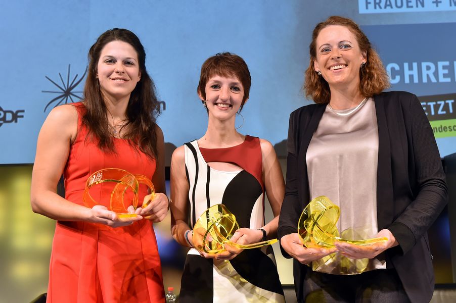 Die drei Preisträgerinnen des Jahres 2015 (v. l.): Carola Mayr (1.Preis, Hochschule der Medien Stuttgart), Theresa Liebl (3.Preis, TH Deggendorf), Britta Meixner (2. Preis, Universität Passau).
