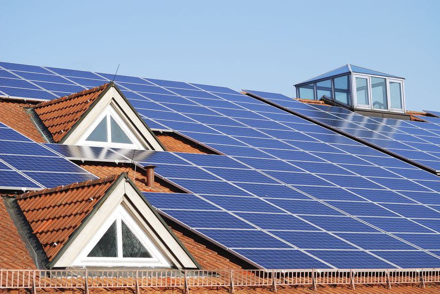 Foto einer Photovoltaikanlage auf einem Hausdach