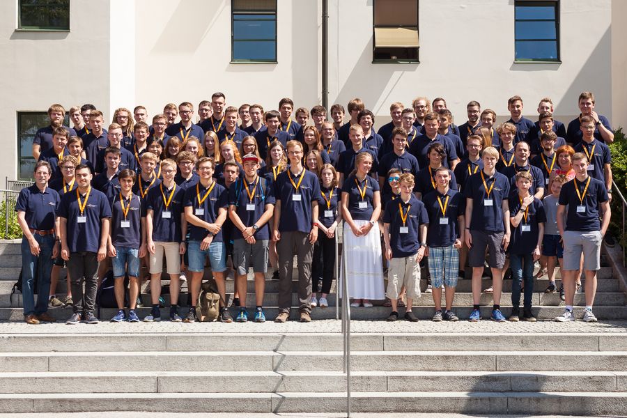 Die Teilnehmerinnen und Teilnehmer des Informatik-Sommercamps 2017 mit Prof. Christian Lengauer, Ph.D. (links), sowie ihren Betreuerinnen und Betreuern. Foto: Andreas Stahlbauer