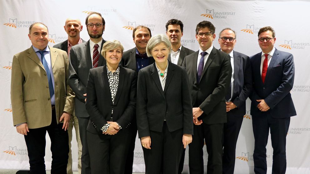 Freuen sich über ein Jahrzehnt fruchtbarer Zusammenarbeit: Präsidentin Prof. Dr. Carola Jungwirth und Dr. Marie-Pierre Favre, Vizepräsidentin für internationale Beziehungen der INSA Lyon, sowie (2. Reihe von links) Dr. Gabriele Gianini (Università degli Studi di Milano), Prof. Dr. Michael Granitzer, Prof. Dr. Harald Kosch (beide Universität Passau), Prof. Lionel Brunie (INSA Lyon), Paul Alibert (Französische Botschaft München), Ministerialrat Michael Köller (Bayerische Staatskanzlei), Roland Wossidlo (Atos International Germany GmbH) und Axel Honsdorf (BayFrance). Foto: Tarek Awwad